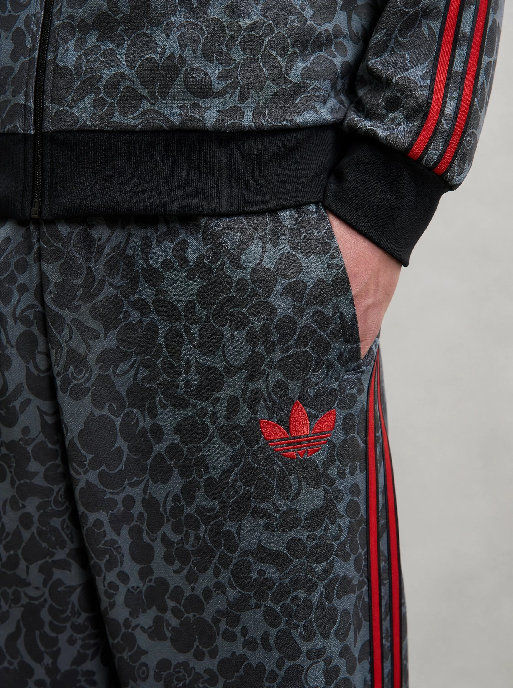 Adidas Kamuflaj Desenli Fermuarlı Eşofman Takımı Siyah Kırmızı