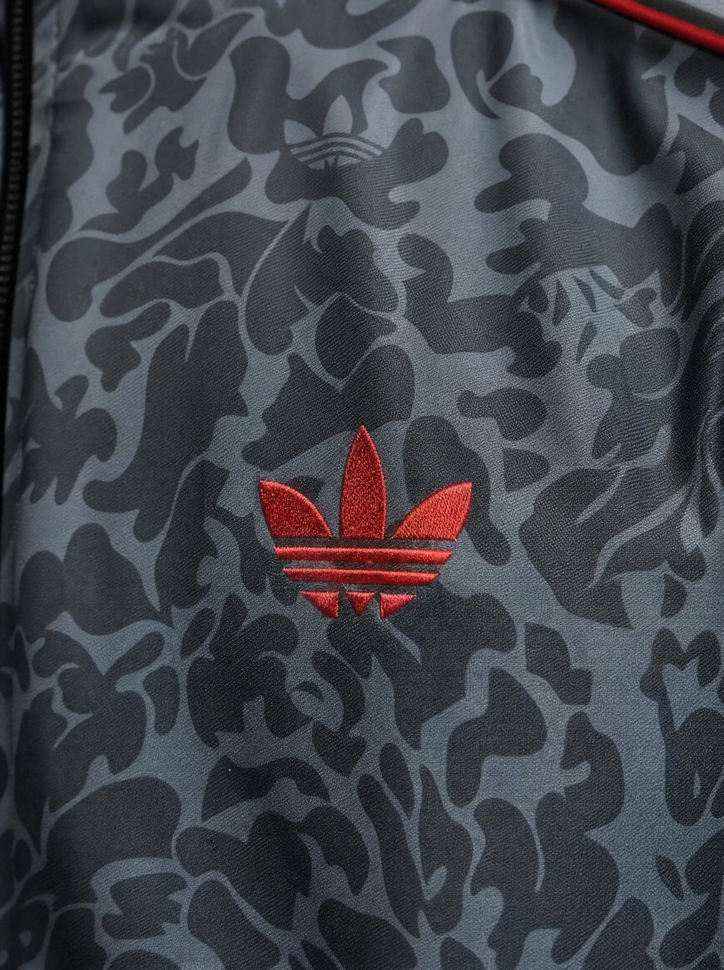 Adidas Kamuflaj Desenli Fermuarlı Eşofman Takımı Siyah Kırmızı